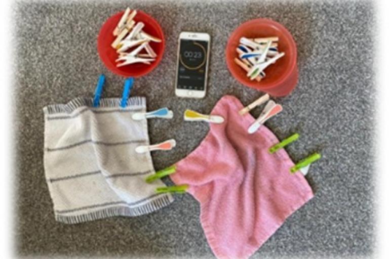 Face cloth with pegs on the edges