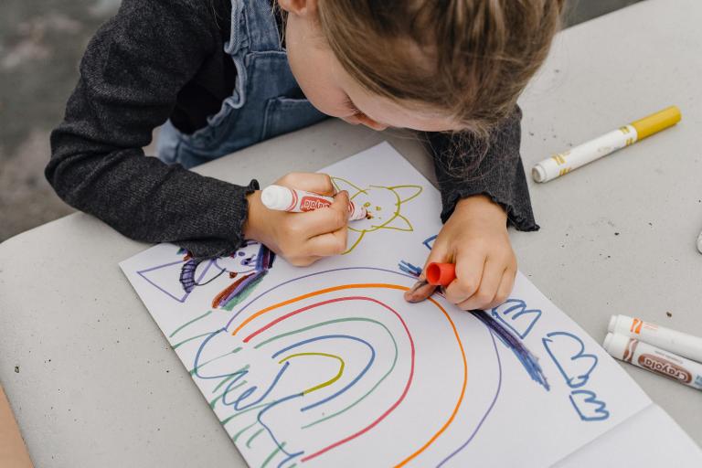 Child drawing with felt pens